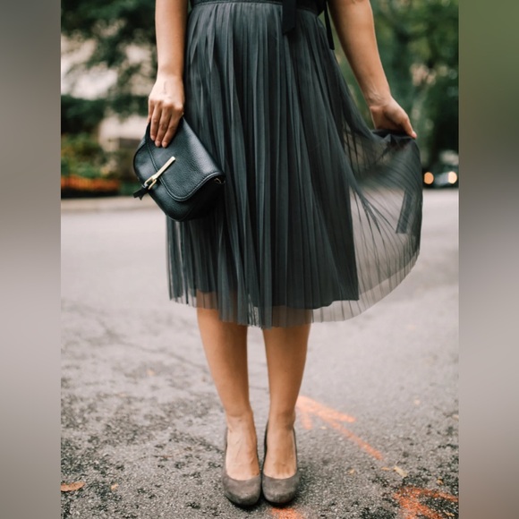 Pleated Midi Skirt w Faux Leather waistband. Size 2 - Picture 3 of 3